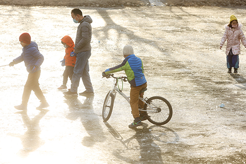◎ 十二月二日,北京最高氣溫一攝氏度,預計夜間風勢又起,三日白天偏北風將再次發力。(中新社記者 張宇攝)