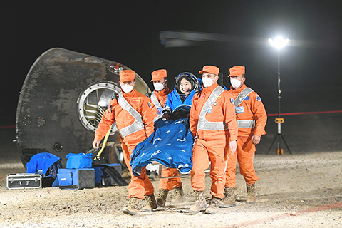 ◎ 十二月四日,神舟十四號載人飛船返回艙在東風著陸場成功著陸。這是航天員劉洋安全順利出艙。(新華社記 者貝赫攝)