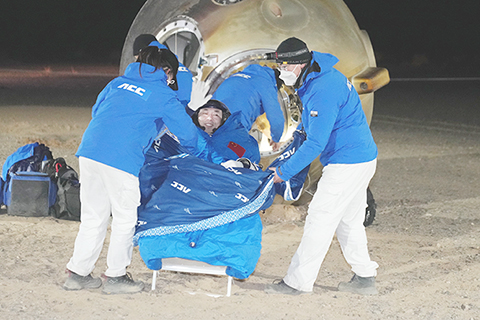 ◎ 十二月四日,航天員蔡旭哲安全順利出艙。(新華社記者 李剛攝)