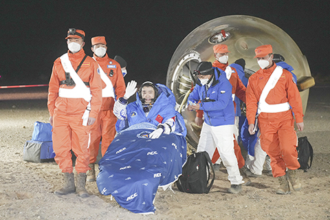 ◎ 十二月四日,神舟十四號載人飛船返回艙在東風著陸場成功著陸。這是航天員陳冬安全順利出艙。(新華社記者 李剛攝)