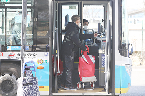 ◎ 十二月五日,北京市民乘坐公共交通出行。自十二月五日首班車起,北京公交、地鐵運營企業在核驗健康信息時,不得拒絕無四十八小時核酸陰性證明的乘客乘車。(香港中通社圖片)
