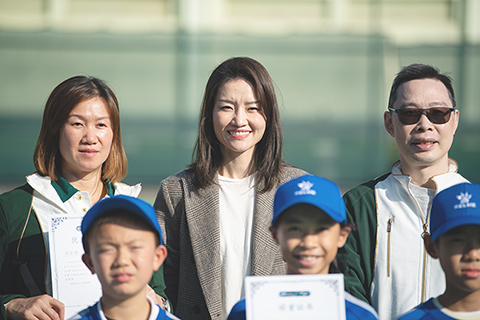 　◎ 十二月八日，李娜（後排中）在澳門出席中國網球巡迴賽「澳娛綜合」職業級總決賽（澳門）暨全國網球單項錦標賽球童及志願者證書頒授儀式。（香港中通社圖片）