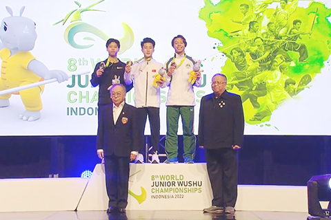 　◎ 澳門李卓洋（上右）在印尼獲頒世賽棍術銅牌。
