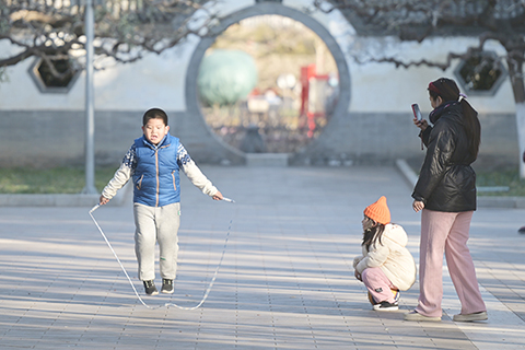 　◎ 十二月八日，市民在北京地壇公園內運動健身。隨著北京疫情防控措施進一步優化，北京多處公園恢復開放。（中新社記者 趙文宇攝）