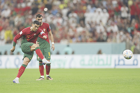 　◎ 十二月六日，葡萄牙隊Ｃ朗（左）在比賽中罰任意球。當日，在世界盃八分之一決賽中，葡萄牙隊以六比一戰勝瑞士隊。（新華社記者 潘昱龍 攝）