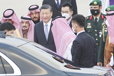 　◎ 當地時間十二月七日下午，中國國家主席習近平乘專機抵達利雅得，應沙特阿拉伯王國國王薩勒曼邀請，出席首屆中國－阿拉伯國家峰會、中國－海灣阿拉伯國家合作委員會峰會並對沙特進行國事訪問。（中新社）