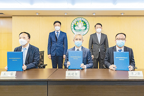 ◎ 在李偉農司長及李翀副市長見證下,澳門經科局、珠海科創局和橫琴經發局三方代表共同簽署《共建中國—葡語系國家科技交流合作中心戰略合作協議》。