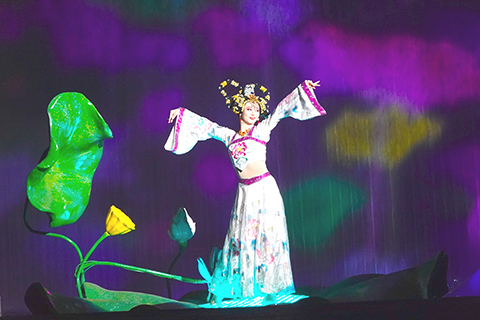 ◎ 陝西西安華清宮景區二0二二年冬季版冰火《長恨歌》演出日前啟動。該版演出結合了中國北方冬季戶外演出的特點,在音樂、舞美等方面進行了全面升級與創新。圖為扮演「楊貴妃」的演員在舞蹈。