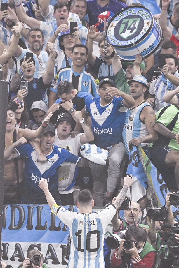 ◎ 十二月十三日,阿根廷隊球員美斯(前)在比賽中與球迷一同慶祝隊友艾華里斯的進球。(新華社記者 李尕攝)