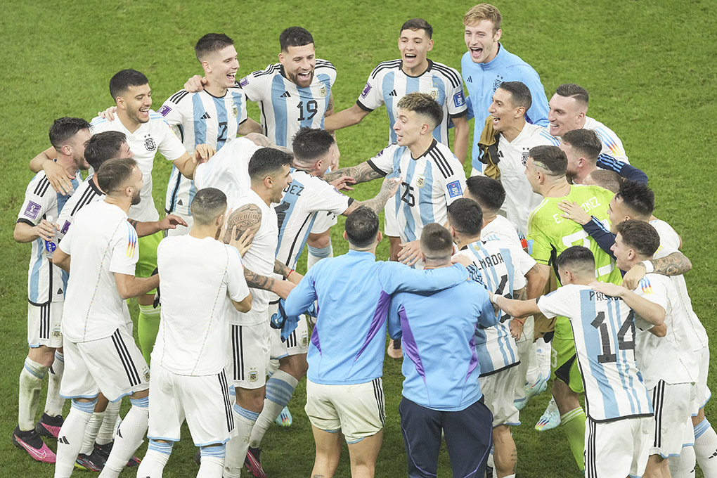 ◎ 十二月十三日,阿根廷隊球員在比賽後慶祝勝利。(新華社記者 潘昱龍 攝)