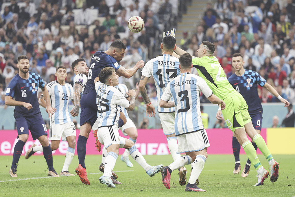 ◎ 十二月十三日,克羅地亞隊球員洛夫雲(左四)與阿根廷隊守門員馬天尼斯(右二)在比賽中拼搶(新華社記者 徐子鑒 攝)