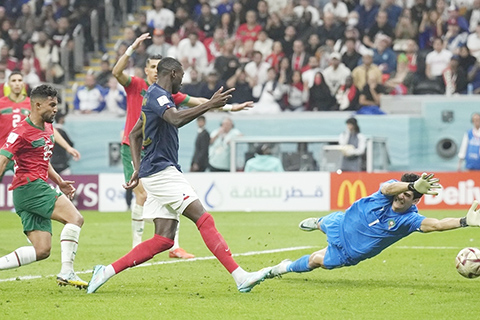 ◎ 高路梅安尼(中)上陣征衣未濕即射成二比0。(美聯社)