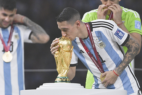 ◎ 阿根廷隊入球功臣迪馬利亞在頒獎儀式上親吻大力神盃。(新華社記者 李尕 攝)
