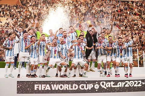 ◎ 當地時間十二月十八日,阿根廷隊球員在頒獎儀式上慶祝。(中新社記者 崔楠 攝)