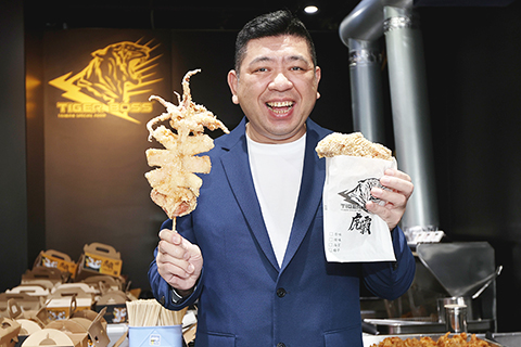 ◎ 台灣藝人NONO去年十一月退出艋舺雞排經營團隊後,跟老婆朱海君一起開生技公司做電商賣口罩跟保健食品,由於很多朋友鼓勵加上自己的興趣,決定重操舊業再度賣起雞排,選擇在高雄巨蛋商圈開設「虎霸」雞排,日前的開幕活動雖然下著雨,但仍不減民眾熱情,現場開放百人免費領取古早味雞排、炸魷魚,吸引民眾冒雨排隊領取。(香港中通社圖片)