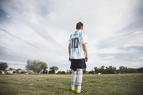 ◎ 十二月二十一日,十二歲的維托在位於阿根廷羅薩里奧的美斯舊居附近的公園踢球。美斯兒時常在此練習。(新華社發)