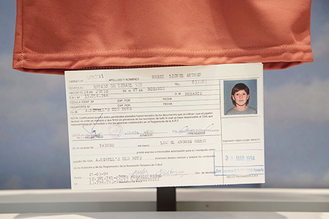 ◎ 這是十二月二十二日拍攝的阿根廷聖達菲省體育博物館展出的美斯兒時的球員註冊卡。(新華社發)