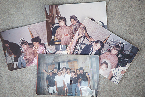 ◎ 這是十二月二十一日拍攝的美斯舊居鄰居卡洛斯.伊巴涅斯提供的美斯來他家參加聚會的照片。(新華社發)