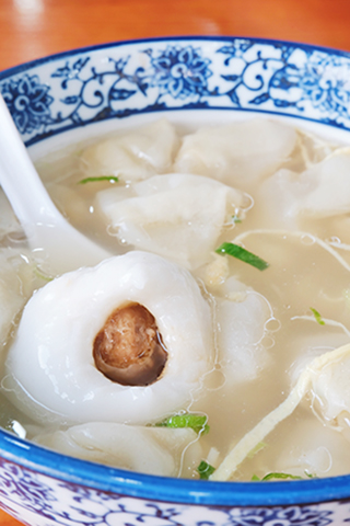 湯糰咬開後,滾燙的汁水和甜鹹交錯的肉。