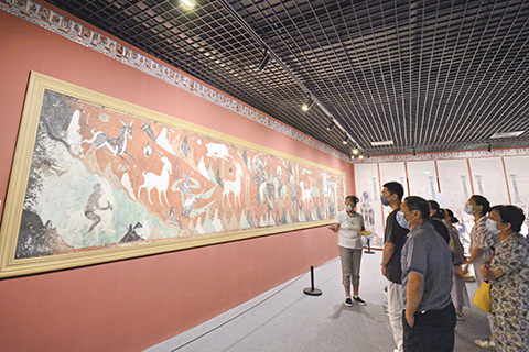 七月期間,由敦煌研究院、國家對外文化貿易基地主辦的「絲綢之路上的敦煌——數字敦煌展」在北京開幕。此次展覽分為「六大石窟」「複製洞窟」「大幅面複製壁畫」「塑像」「飛翔的樂舞」等多個單元,展出敦煌研究院文物數字化研究所數字化成果近50件(套)。圖為2022年7月10日,觀眾參觀數字技術複製的敦煌壁畫《九色鹿》。(新華社記者 李欣 攝)