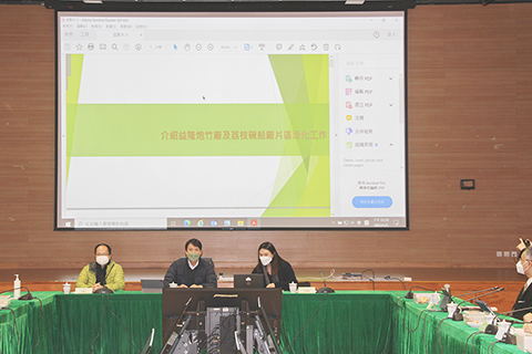 ◎ 文化局官員向離島社諮委介紹益隆及荔枝碗修復工作。