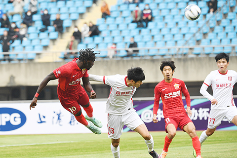◎ 一月五日,上海海港隊球員恩迪亞耶(左一)與成都蓉城隊球員胡靖(左二)在比賽中爭頂。上海海港隊以四比0戰勝成都蓉城隊。(新華社記者 季春鵬 攝)