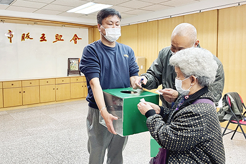 ◎ 受影響小販透過協商或抽籤方式分配臨時攤位。