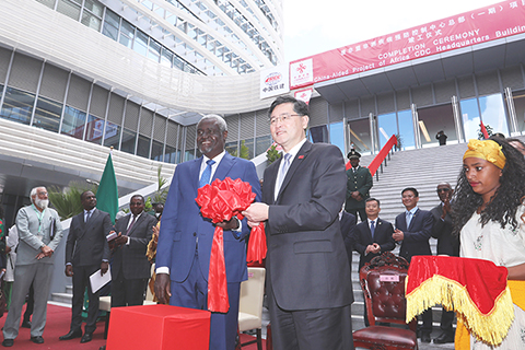 ◎ 一月十一日,在埃塞俄比亞首都亞的斯亞貝巴,中國外交部長秦剛(中右)與非盟委員會主席法基(中左)出席非洲疾控中心總部項目竣工儀式。(新華社)