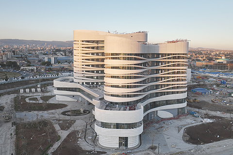 ◎ 一月十一日,中國援非盟非洲疾病預防控制中心總部(一期)項目正式竣工。圖為八日在埃塞俄比亞首都亞的斯亞貝巴拍攝的非洲疾控中心總部大樓(無人機照片)。(新華社)