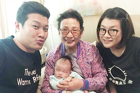 ◎ 馮素波(中)。