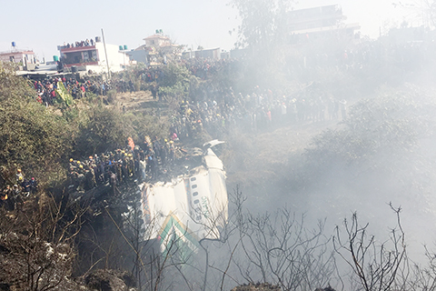 ◎ 這是一月十五日在尼泊爾博克拉地區拍攝的客機墜毀現場。(新華社發尼通社供圖)