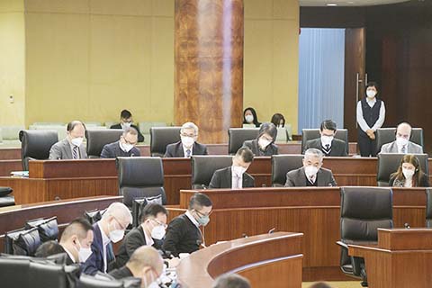 ◎ 保安司司長黃少澤列席立法會全體會議。