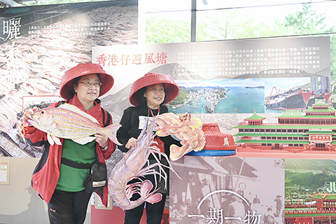 ◎ 一月十七日下午,位於香港南區香港仔海濱的香港仔漁民文化博物館正式開幕,該博物館以虛擬網上博物館及小型的實體展覽呈現香港仔漁港風貌文化,記載漁民昔日生活。圖為市民戴上特色漁家帽合影。(中新社記者 李志華 攝)