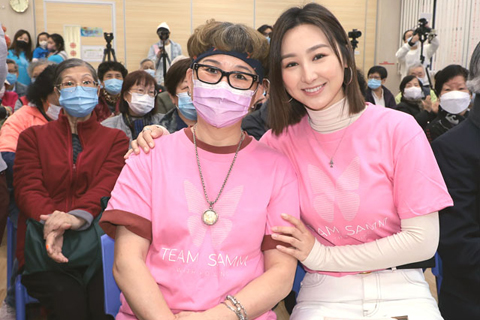 ◎ 港星高海寧和媽媽日前以義工身份行善,派發年糕。