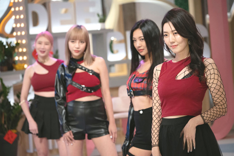 ◎ 台灣東森綜合台為迎接二0二三年,將於一月二十一日至一月二十七日每天安排新播內容。一月二十三日,《小姐不熙娣》將接續推出「小姐不熙娣之揚眉兔氣得冠軍」春節特別節目。圖為節目來賓「不吸地團」成員熱舞演出。(香港中通社圖片)