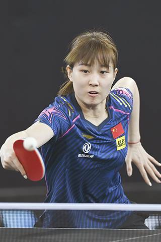 ◎ 一月十九日,劉煒珊在比賽中回球。在卡塔爾多哈進行的二0二三年WTT多哈挑戰賽女子單打第二輪比賽中,中國選手劉煒珊以三比二戰勝羅馬尼亞選手薩馬拉,晉級八強。(新華社發)