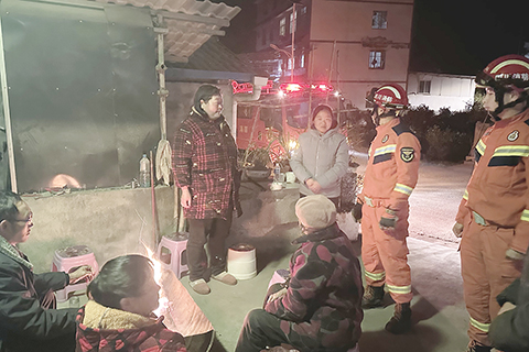 ◎ 一月二十六日三時四十九分,四川省甘孜藏族自治州瀘定縣發生五點六級地震,震源深度十一千米。截至二十六日五時五十分,暫未收到傷亡情況,災情排查工作已展開。圖為消防救援人員詢問民眾家中情況。(中新社)