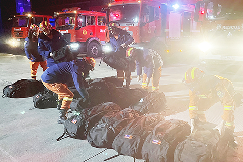 ◎ 圖為消防救援力量集結趕赴震區排查和救援。(中新社)