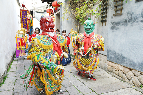 ◎ 一月二十六日,福州三坊七巷天后宮舉行「迎財神」民俗巡遊活動,為市民和遊客送祝福。當日是農曆正月初五,中國民間有「迎財神」的習俗。 (中新社記者 呂明 攝 )