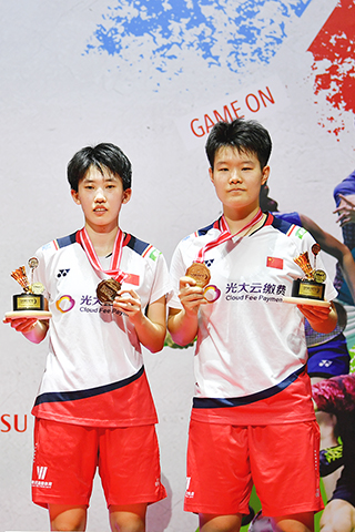◎ 一月二十九日,劉聖書(右)/張殊賢在頒獎儀式上。中國組合以二比0戰勝日本組合福島由紀/廣田彩花,奪得冠軍。(新華社記者 徐欽 攝)