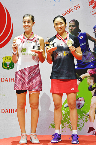 ◎ 韓國安洗瑩(右)和西班牙馬林(左)分獲印尼賽女單冠亞軍。(新華社記者 徐欽 攝)