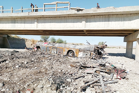 ◎ 這是一月廿九日在巴基斯坦俾路支省拍攝的事故現場(手機拍攝)。 據巴基斯坦媒體報道,一輛客車廿九日上午在巴基斯坦西南部的俾路支省一座橋上墜落,造成至少四十人死亡。(新華社發)