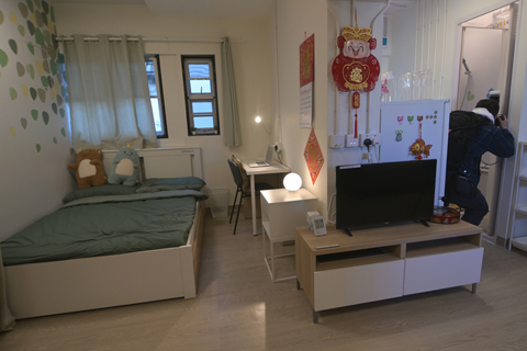 ◎ 一月三十日,香港特區政府房屋局安排傳媒參觀位於九龍啟德的「簡約公屋」示範單位和一幅「簡約公屋」用地。圖為「簡約公屋」示範單位內部。(中新社記者 陳永諾 攝)