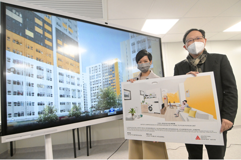 ◎ 一月三十日,香港特區政府房屋局安排傳媒參觀位於九龍啟德的「簡約公屋」示範單位和一幅「簡約公屋」用地。圖為香港特區政府房屋局局長何永賢(左)簡報「簡約公屋」計劃。(中新社記者 陳永諾 攝)