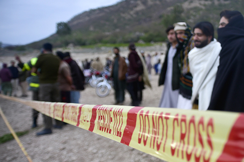 ◎ 據巴基斯坦媒體報道,巴基斯坦西北部開伯爾-普什圖省一月二十九日上午發生一起船隻傾覆事故,造成至少十人死亡。圖為當日,人們聚集在開伯爾-普什圖省科哈特地區的船隻傾覆事故現場。(新華社)