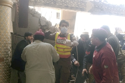 ◎ 據巴基斯坦媒體報道,該國西北部開伯爾-普什圖省首府白沙瓦市的一座清真寺一月三十日下午發生一起爆炸襲擊,造成三十二人死亡,一百五十人受傷。圖為當日,在巴基斯坦西北部開伯爾-普什圖省首府白沙瓦市,人們在爆炸襲擊事件現場搜救(手機拍攝)。(新華社)