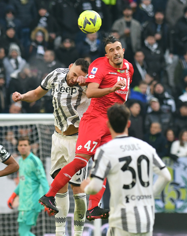 ◎ 一月二十九日,祖雲達斯隊球員加蒂(左)與蒙沙隊球員莫塔爭頂。在二0二二至二0二三賽季意大利足球甲級聯賽第二十輪比賽中,祖雲達斯主場以0比二不敵蒙沙隊。(新華社發費德里科.塔爾迪托攝)