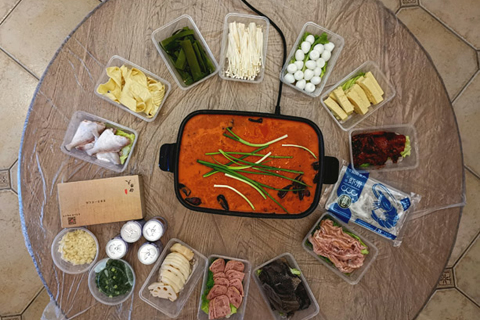 資料圖為重慶市民通過手機下單取回家的火鍋外賣。(中新社記者 周毅 攝)