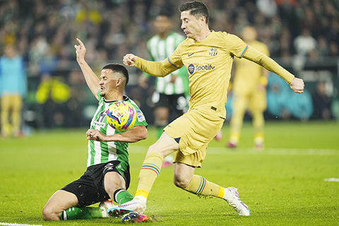 ◎ 利雲(前右)立功,巴塞領先貝迪斯二比0。(美聯社)