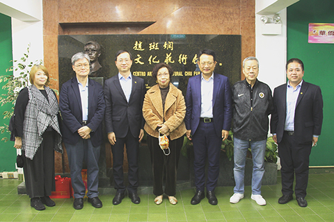 ◎ 本報社長鄭秀明等與澳門國際銀行執行董事郭奕明等合影。